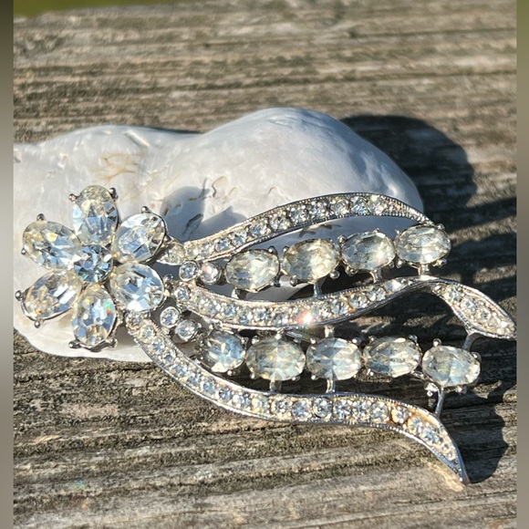 Vintage Rhinestone Flower Brooch - Picture 5 of 6